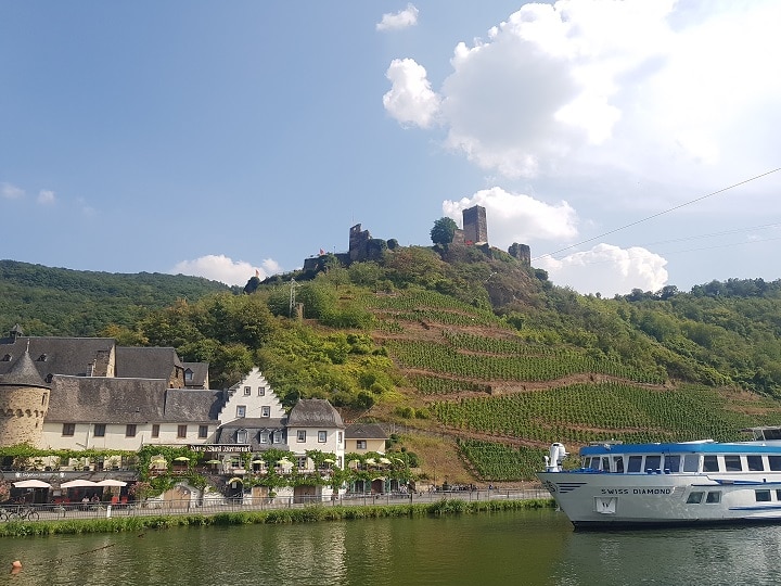 Blick beim Wandern vom Mosel Camino über die Mosel auf die Burg Metternich