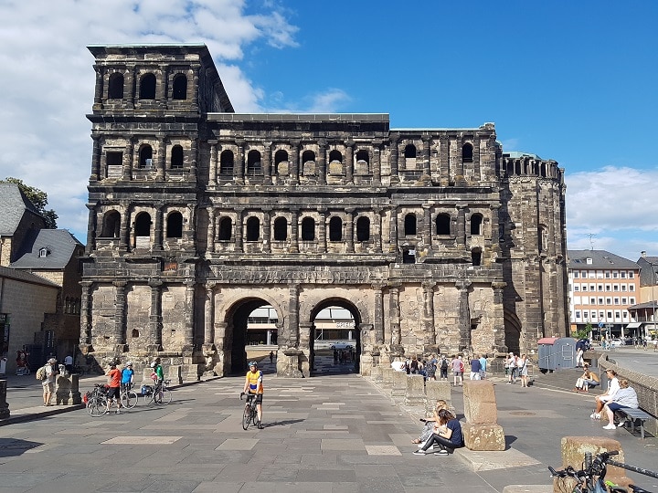 Die Porta Nigra in Trier bei blauem Himmel