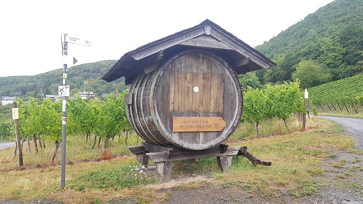 Weinfaß auf dem Wanderweg nach Osann-Monzel