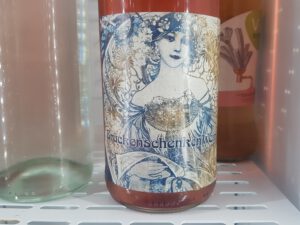 Weinflasche mit Jugendstil-Etikett