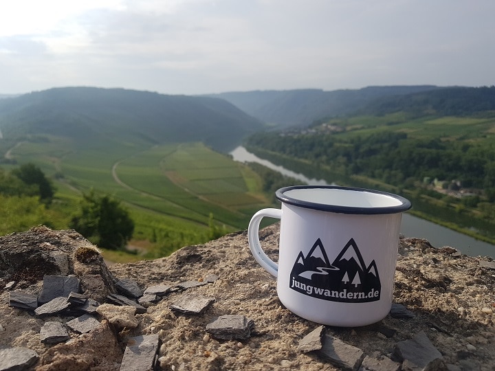 Tasse beim Wandern in Rheinland-Pfalz