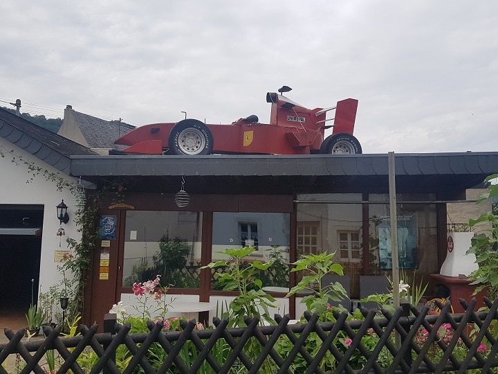 Rennwagen auf dem Dach eines Hauses