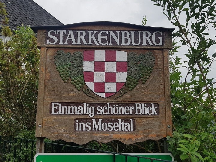 Holzschild mit Hinweis auf die Starkenburg