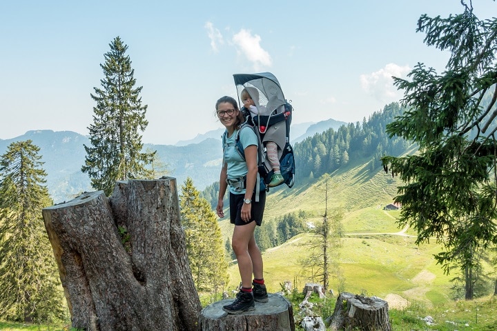 Steffi vom Blog "A daily travel mate" mit Babytrage in den Bergen