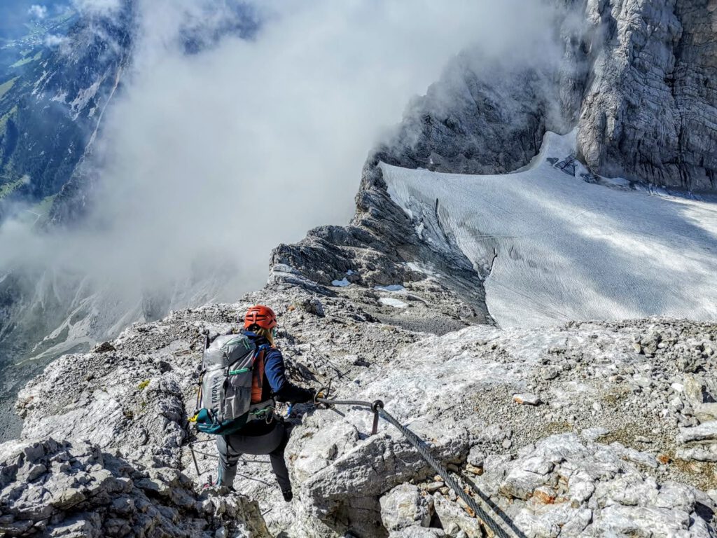 Katharina alias Bergseensucht auf einem Klettersteig
