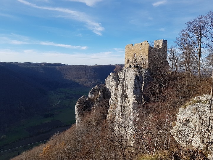 Burgruine Reussenstein auf Felsmassiv
