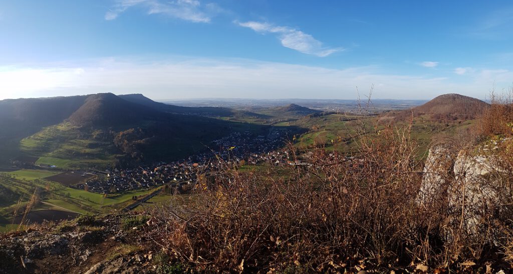 Aussicht auf ein weites Tal vom Aussichtspunkt Knaupenfels