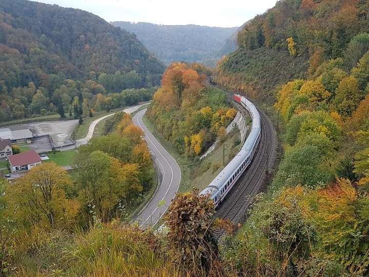 Zug fährt durch ein Tal