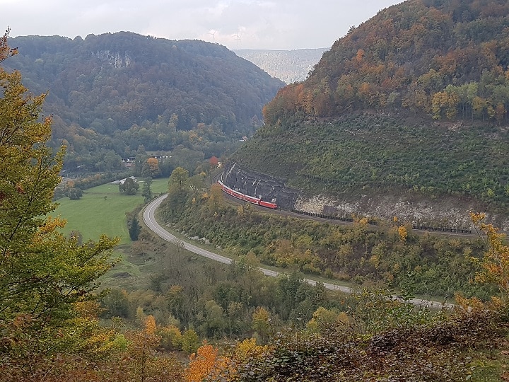Roter Zug führt durch Tal