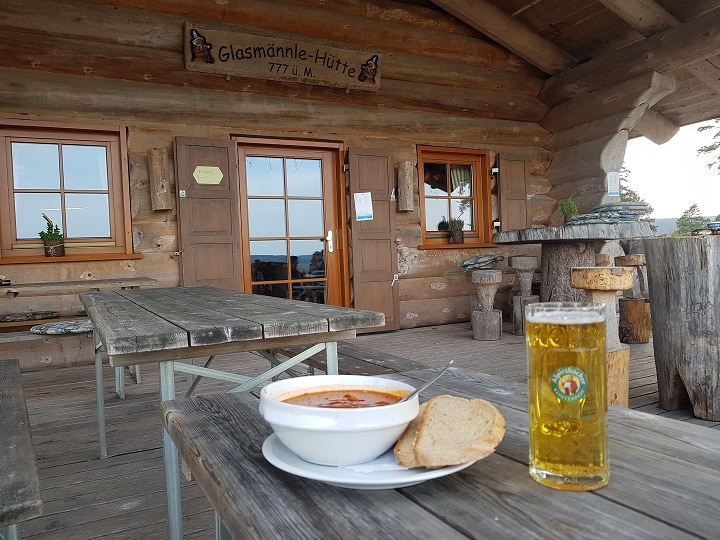 Gulaschsuppe und Bier an der Berghütte