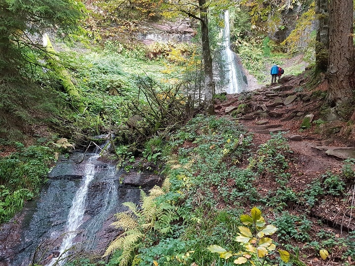 Blick beim Wandern vom Sankenbachsteig auf den Sankenbach Wasserfall