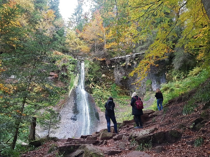 Wanderer fotografieren Sankenbach Wasserfall