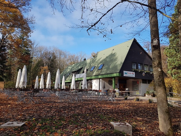 Naturfreundehaus mit Biergarten