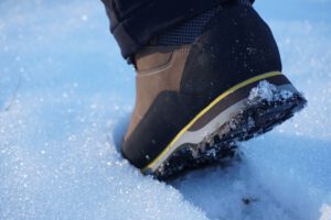 Schuhsohle vom einem Wanderschuh im Schnee