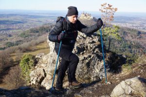 Mann beim Winterwandern in den Bergen