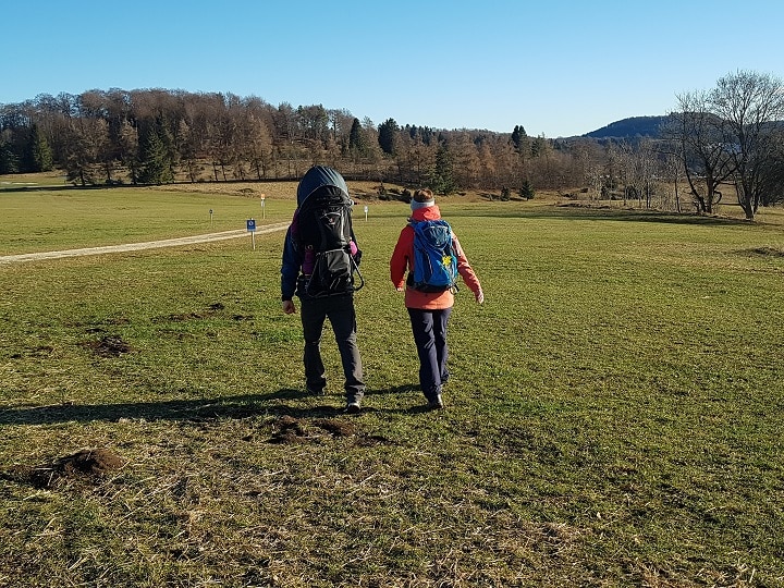 Familie wandert mit Kleinkind auf dem Winterwanderweg Wintermärchen