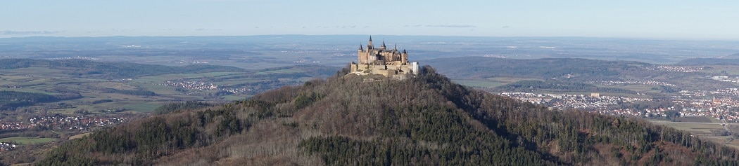 Panoramafoto auf die Burg Hohenzollern beim Wandern
