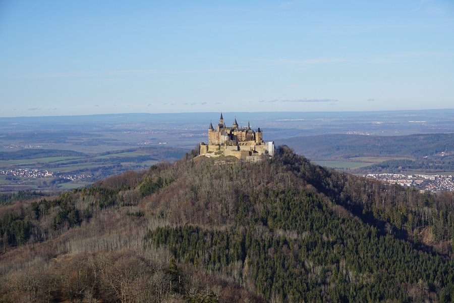 Tolle Aussicht vom Zeller Horn auf die Burg Hohenzollern auf dem Winterwanderweg Wintermärchen Albstadt