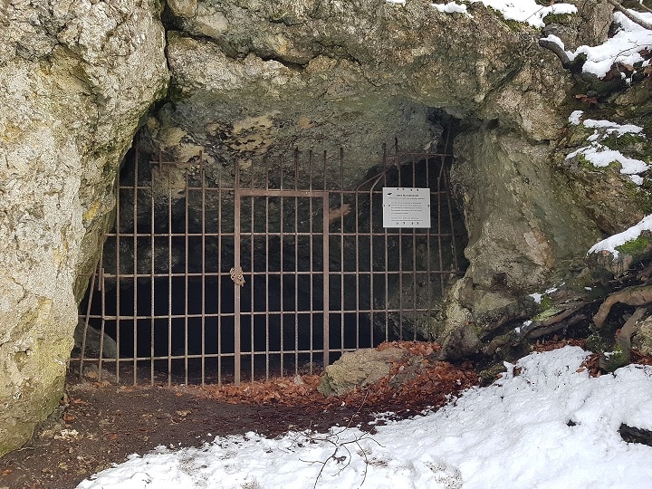 Eingang einer verschlossenen Höhle
