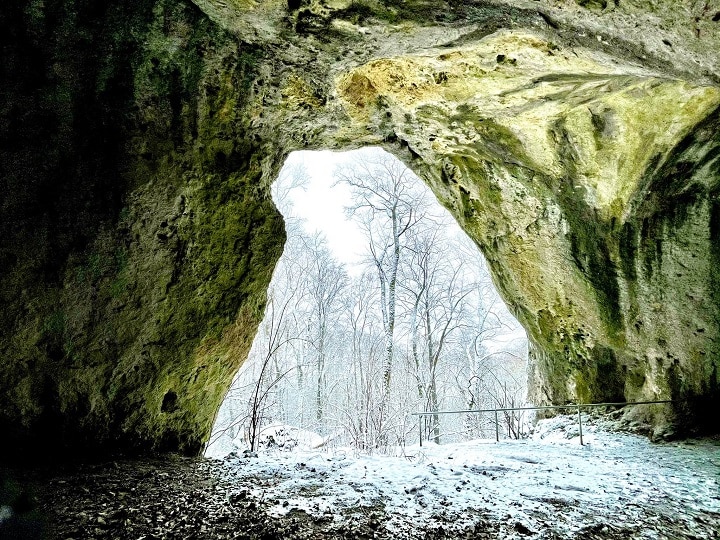 toller Ausblick aus einer Höhle