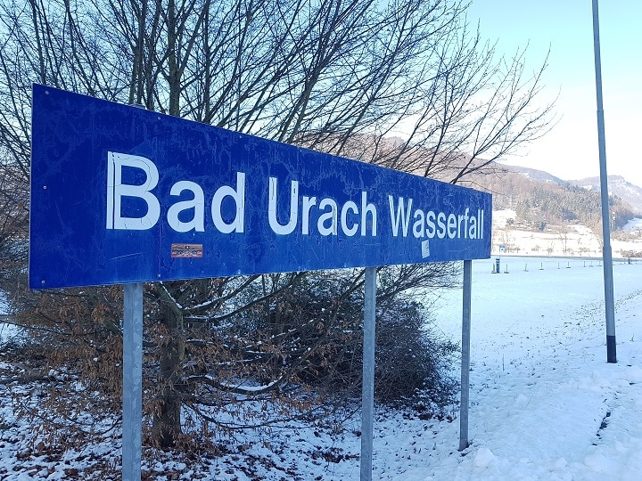 Bad Urach Wasserfall Schild am Bahnhof