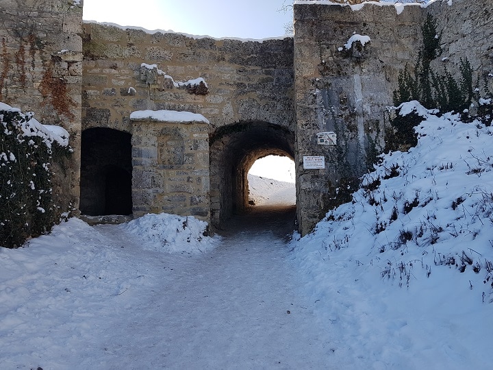 Eingangstor zur Burg Hohenurach im Schnee