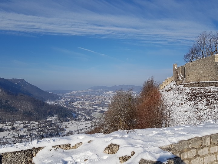 Aussicht von der Burg Hohenurach beim Wandern im Winter