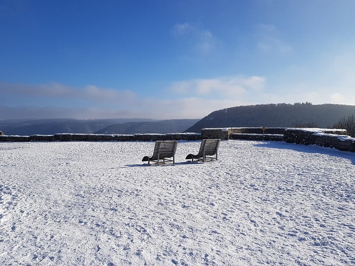 Sitzbänke auf der Burgruine Hohenurach im Schnee