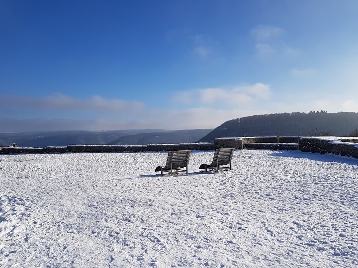 Sitzbänke beim Wandern im Schnee an der Burg Hohenurach