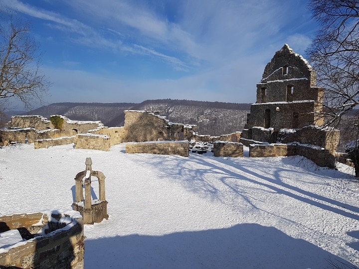 Innenhof der Burg Hohenurach im Winter bei Schnee