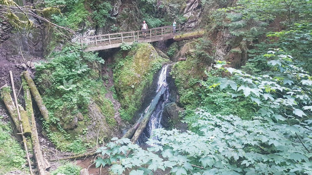 Brücke über Wasserfall in Lotenbachklamm