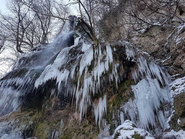 Vereister Wasserfall von Bad Urach im Winter