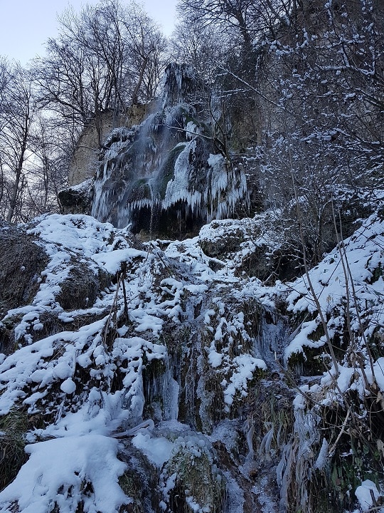 Zugefrorener Bad Urach Wasserfall im Winter