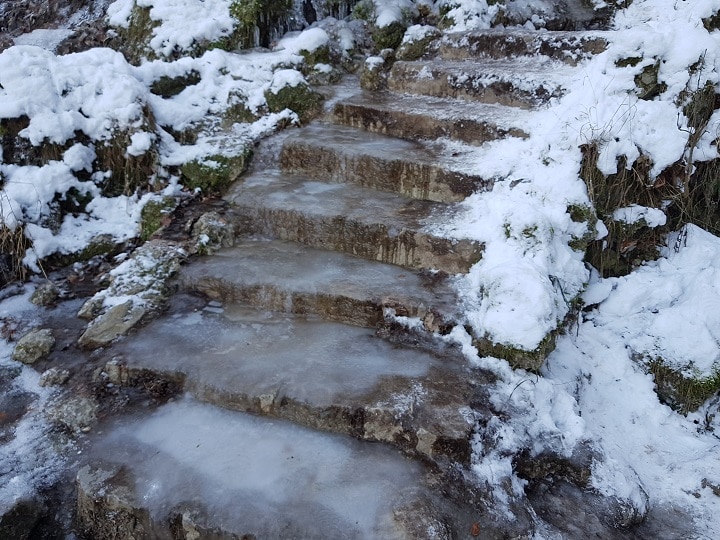 Vereiste Treppen am Wasserfall Bad Urach im Winter