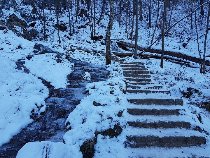 Vereiste Treppen am Wasserfall Bad Urach im Winter