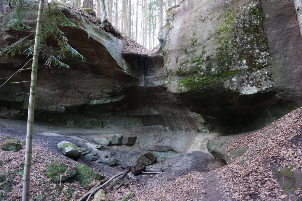 Halbe Höhle am Wanderweg