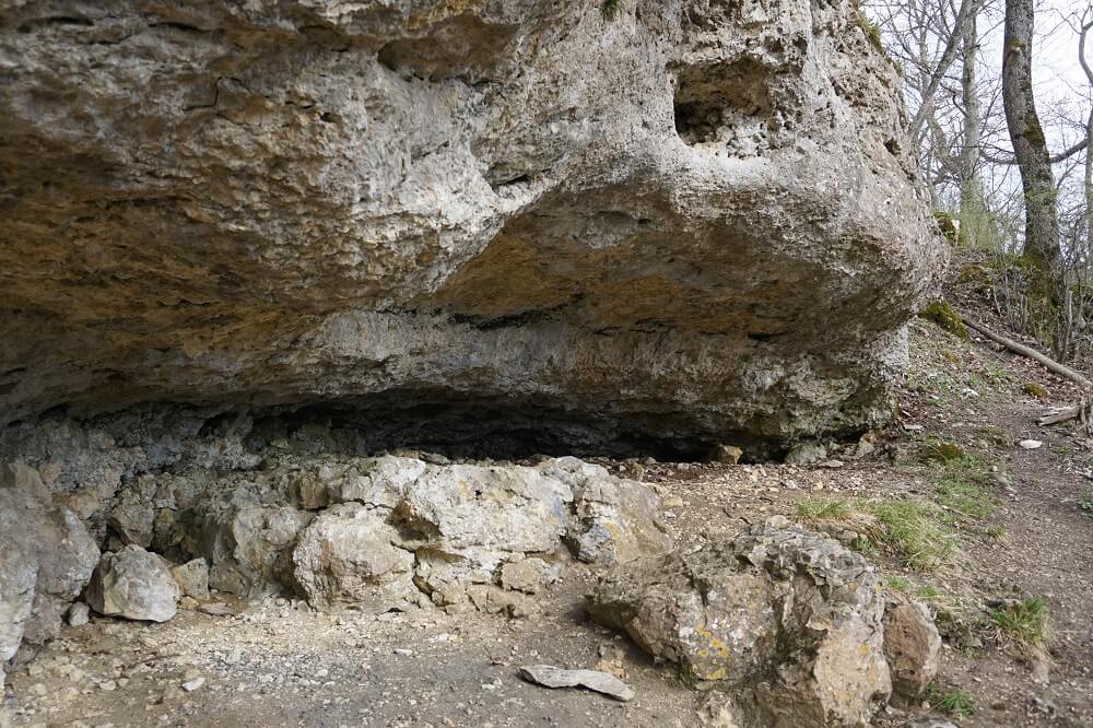 Kleine Höhle im Felsvorsprung