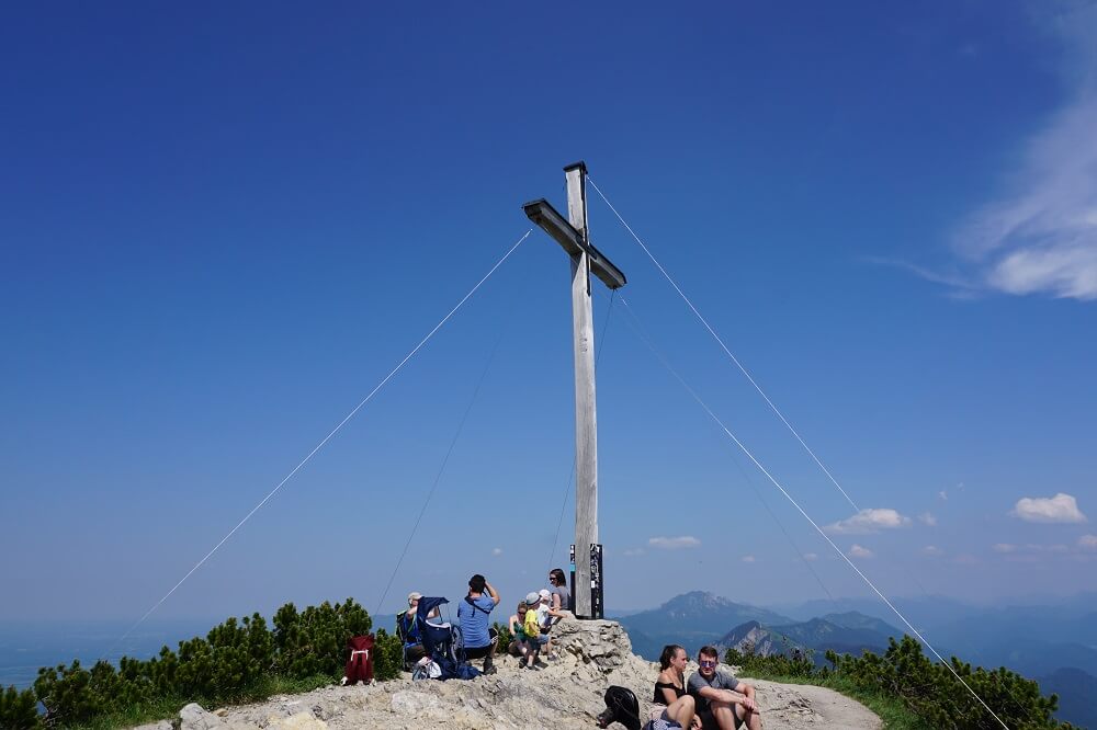 Der Berggipfel vom Herzogstand mit Gipfelkreuz mit toller Aussicht