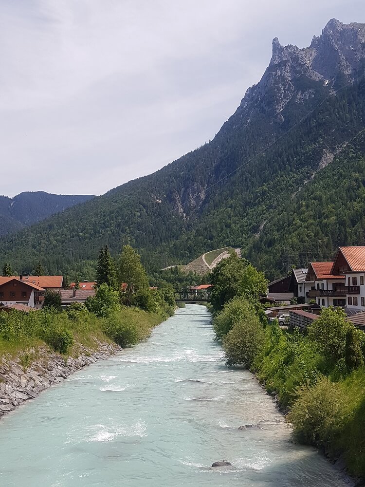 Fluß vor den Alpen