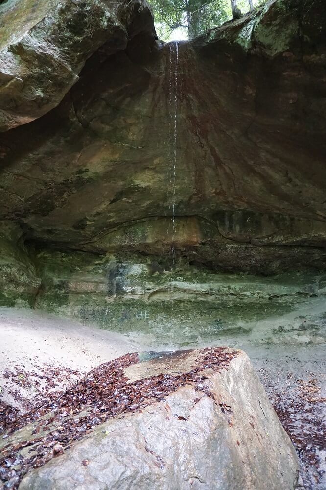 Tropfendes Wasser in der Grotte