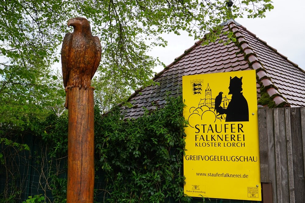Holzstatue der Staufer Falknerei
