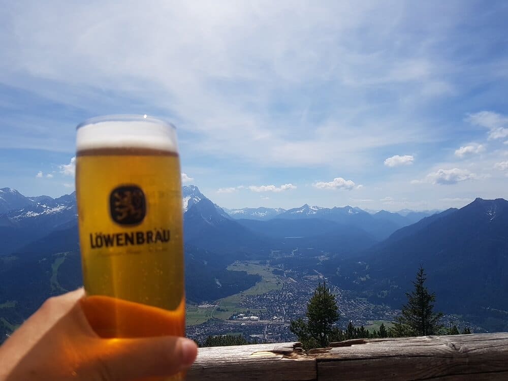 Nach dem Wandern auf dem Wank ein Bier trinken auf der Terrasse mit toller Aussicht