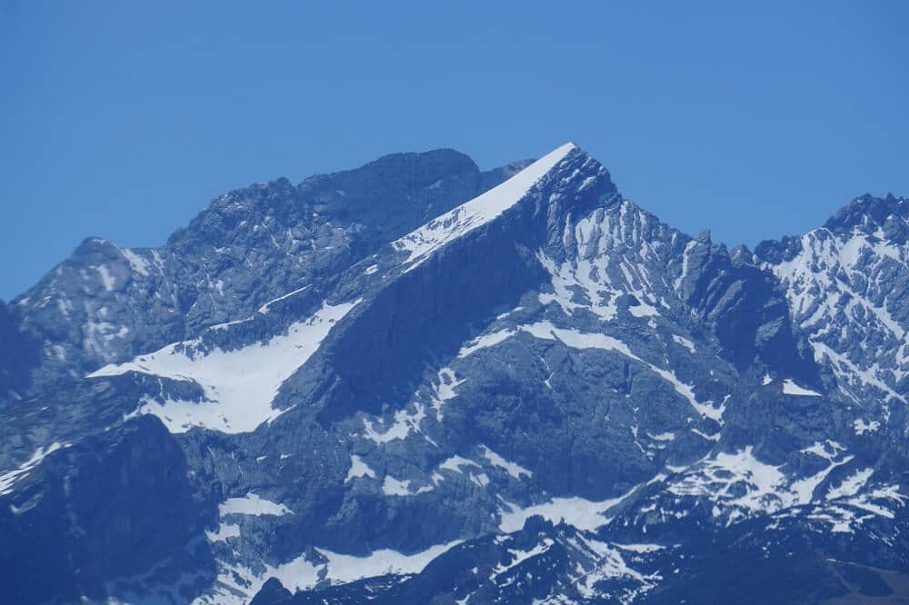 Blick auf die verschneite Alpspitze