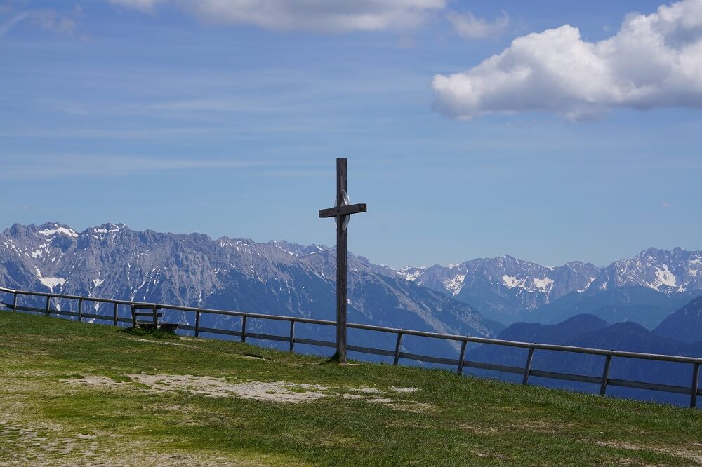 Holzkreuz auf dem Wank mit Bergkette der Alpen