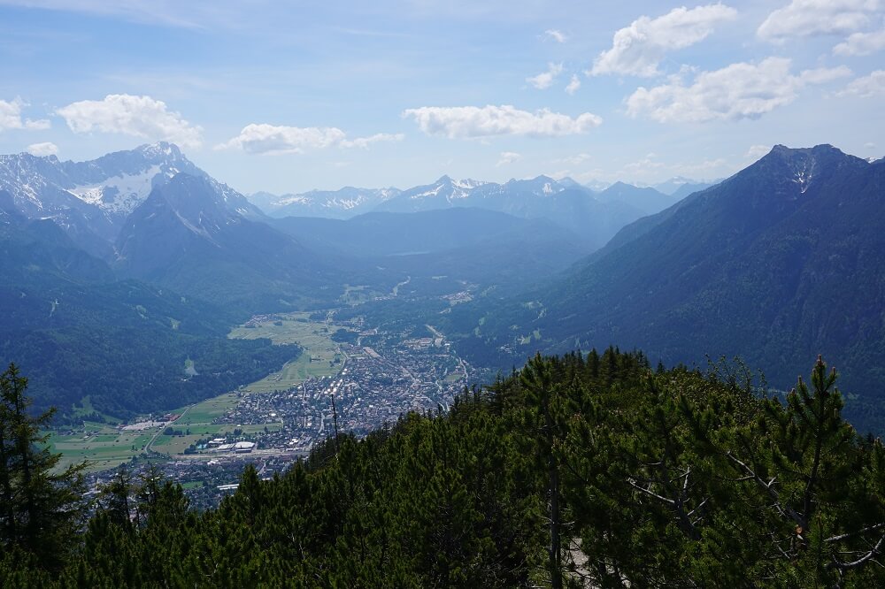 Blick auf Garmisch-Partenkirchen, Zugspitze und den Hausberg