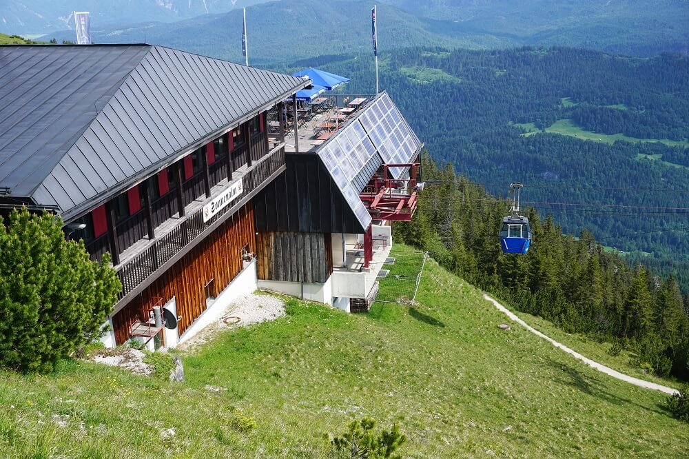 Bergstation der Wankbahn mit Gondel und schöner Aussicht