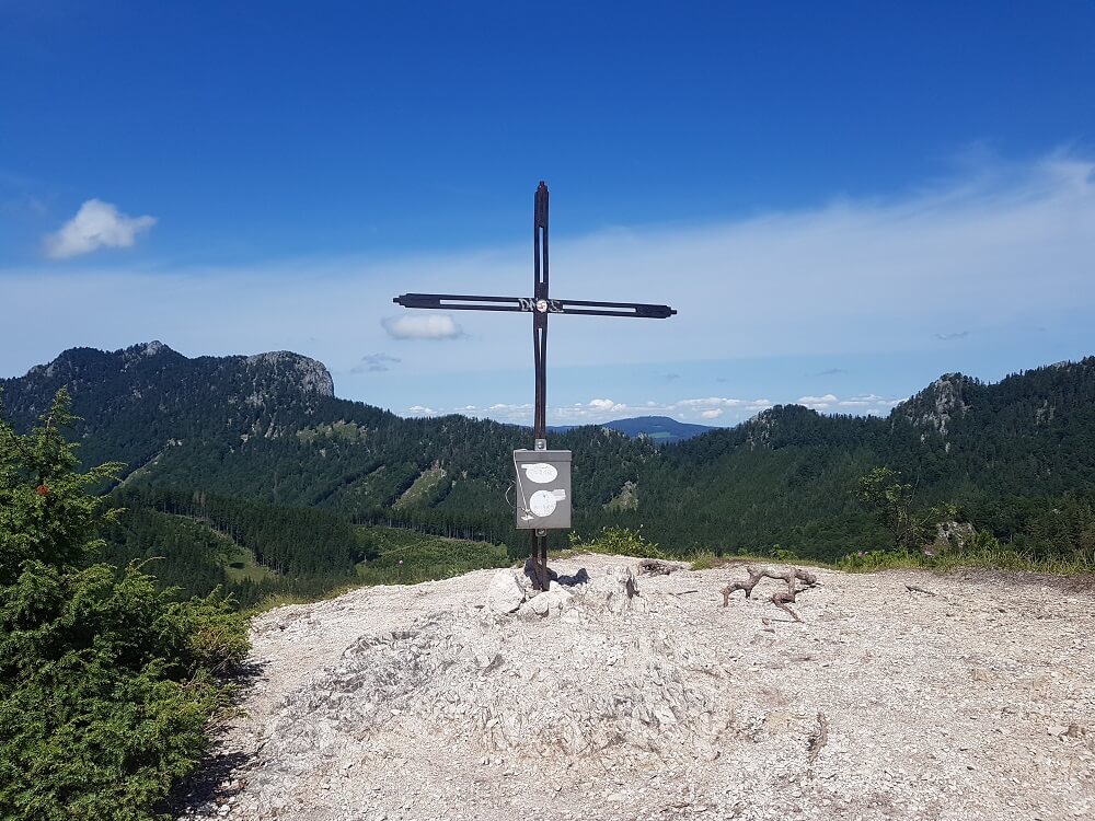 Das erste Gipfelkreuz beim Wandern mit Eurohike
