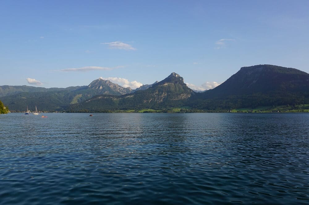 Wolfgangsee und Blick auf Berge