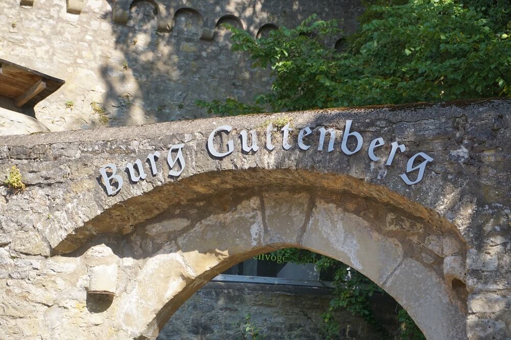 Eingangsportal zur Burg Guttenberg