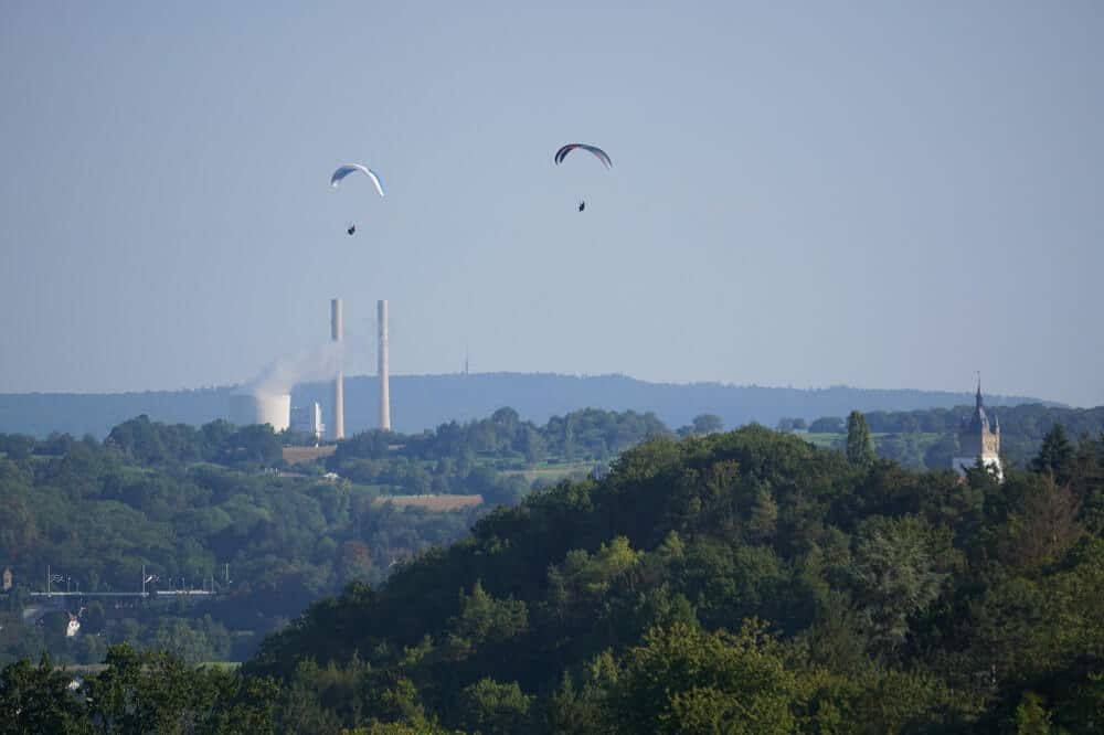 Paraglider über den Türmen von Bad Wimpfen